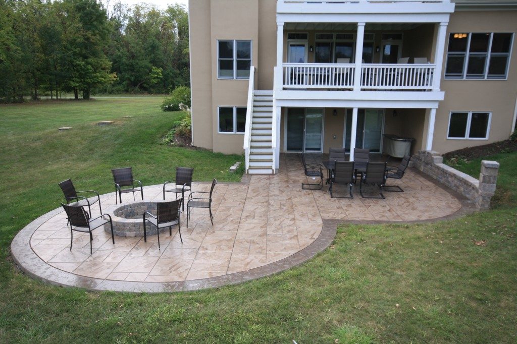 terrasse extérieure en béton décoratif