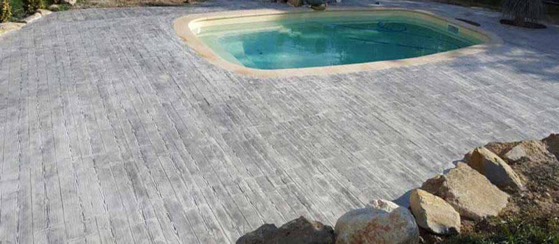 Pourquoi opter pour une plage de piscine en béton décoratif ?
