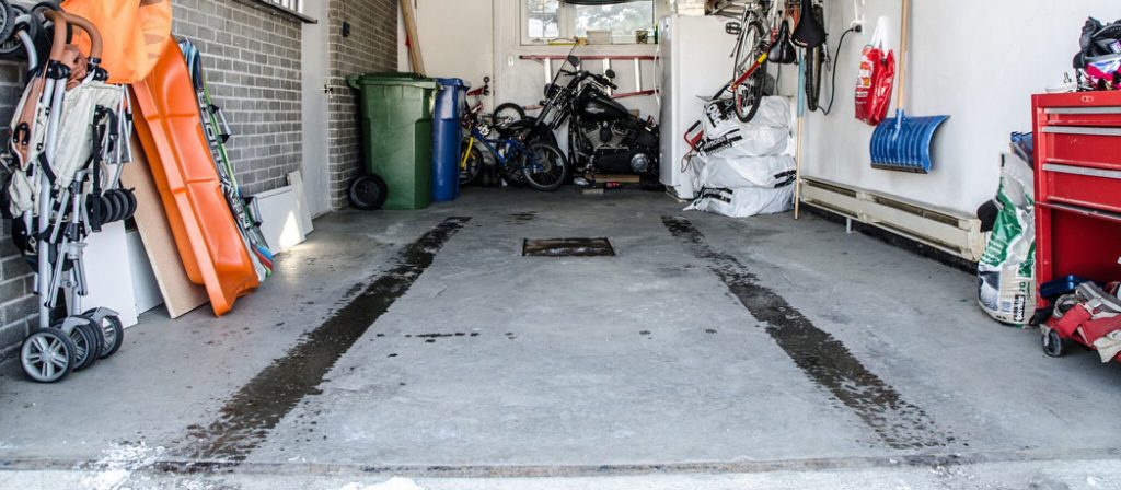 Comment bien nettoyer le sol d'un garage en béton ?