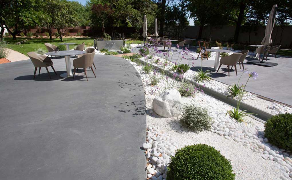 terrasse en béton lissé en exterieur