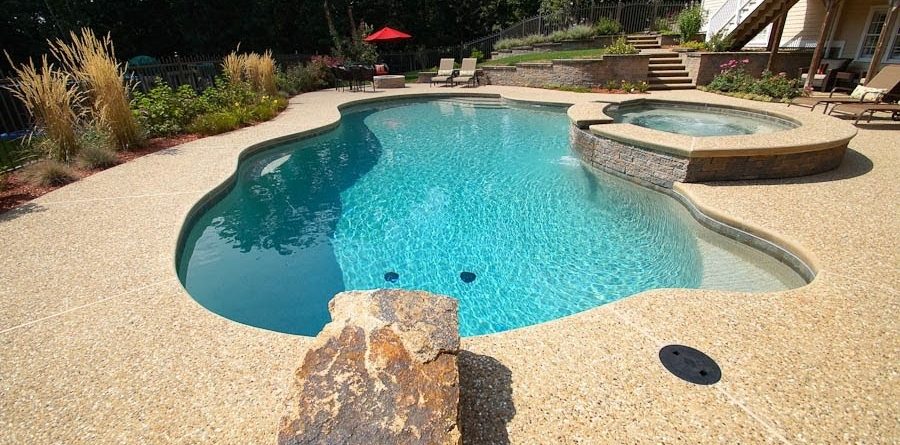 terrasse béton désactivé pour l’autour de sa piscine